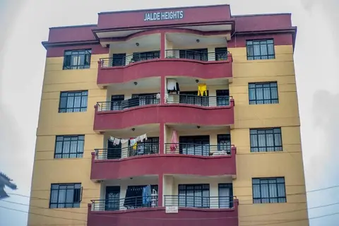 Spacious Apartment - Self Check-In & Free Parking