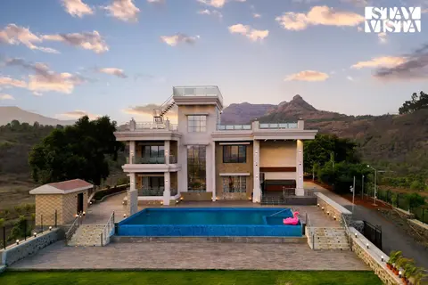Crown Crest with Swimming Pool, Alfresco Dining & Lawn by StayVista