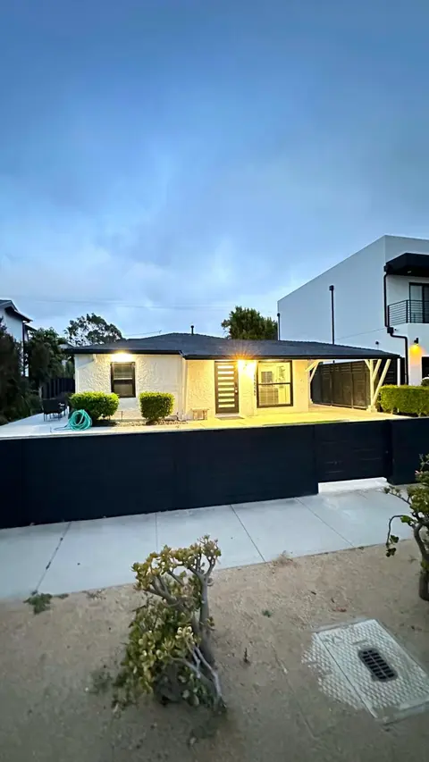 Modern Studio Stylish &Cozy Back Unit