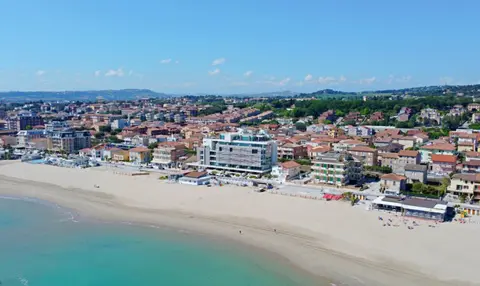 Luxury Seafront Apartment, Parking and Beach by Host Hero