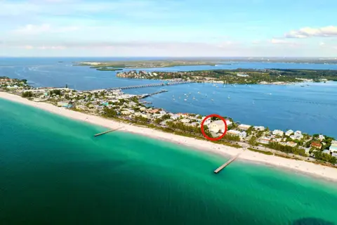 Flamingo Large 3 bed 2 bath 2 story beach condo