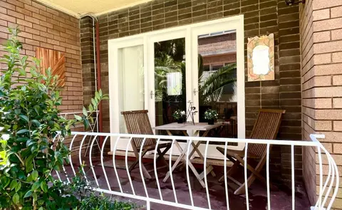 Central 2 Bedroom Apartment - Walk to Beach & CBD - Sleeps 5