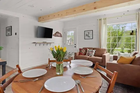 Charming & Freshly Restored Farmhouse 1 mile from center of Stowe