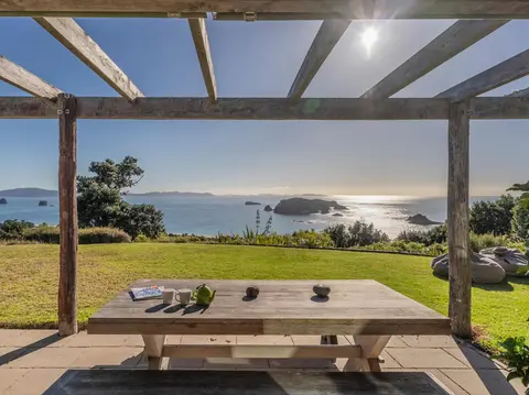 The Grandstand - Hahei Holiday Home