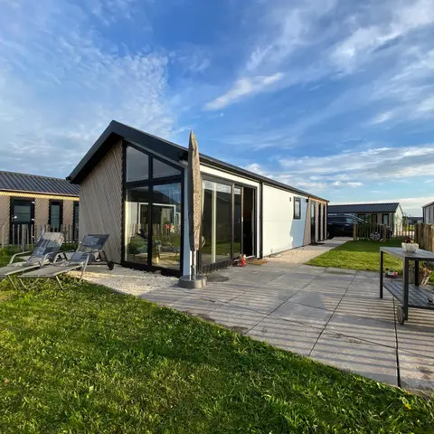 Elegantes Chalet am Wasser mit Steg Klimaanlage Ferienhaus am See Niederlande