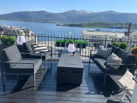 Moderne leilighet med stor terrasse i sentrum