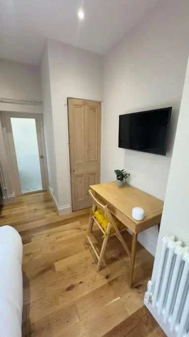 Just off Gloucester Rd, small modern studio