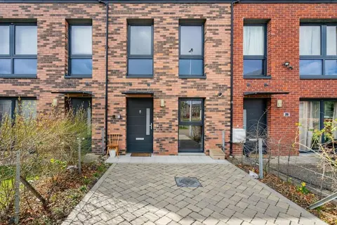 Bright, modern 2 bedroom house with free parking!