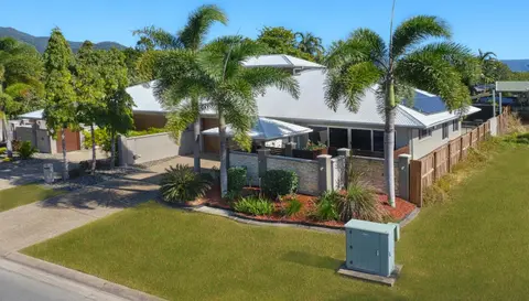 Private Luxury Haven with SUV Hire, Pool, Near Marina