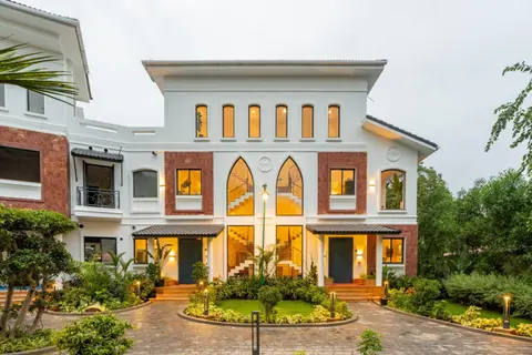 ELIVAAS 4 BHK with Pvt Pool & Garden - Laguna Quest
