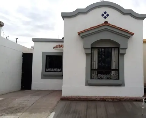 Casa céntrica, en privada con acceso controlado