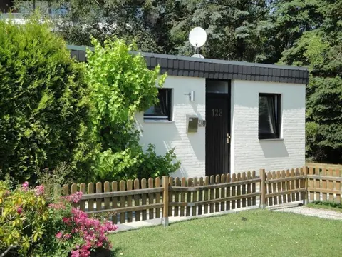 Schönes Ferienhaus in Tossens mit Schönem Garten