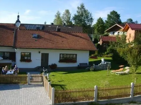 Geräumiges Ferienhaus in Rittsteig mit Terrasse, Garten und Grill