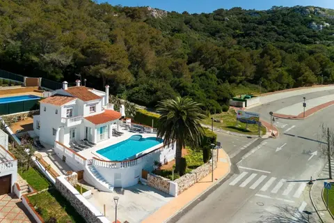 Strandnahe Villa German mit großer Poolterrasse