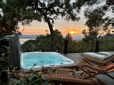 Majestic Residence with views of the lake and woods!