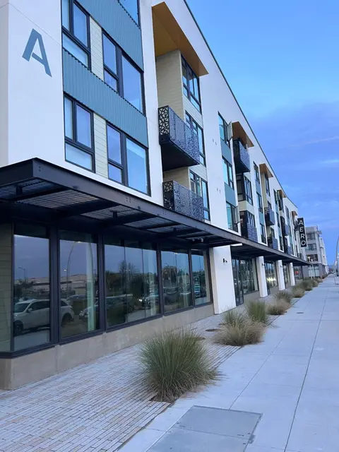Lovely Brand-New Studio Suite w-Rooftop Deck, Free Parking and Fitness Center