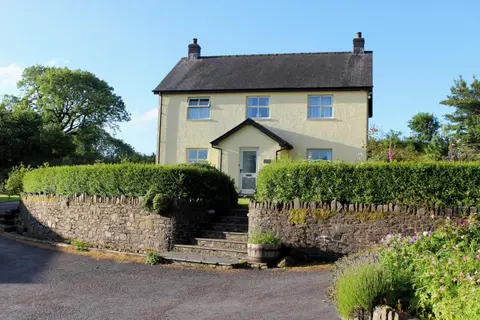 Granary Cottage with hot tub on organic farmland