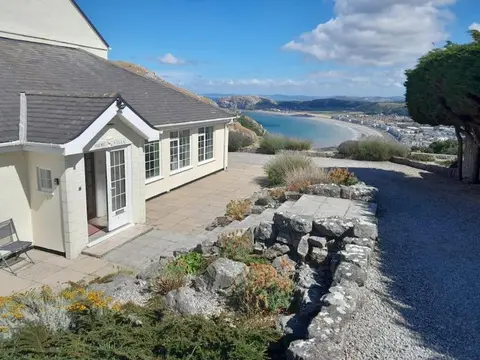 Orme Villa, Hot Tub, Llandudno, Stunning Views , sleeps 12