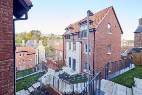 Curlew House, with parking and Abbey views!