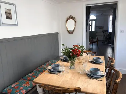 Beach Pebble Cottage - close to town & beach