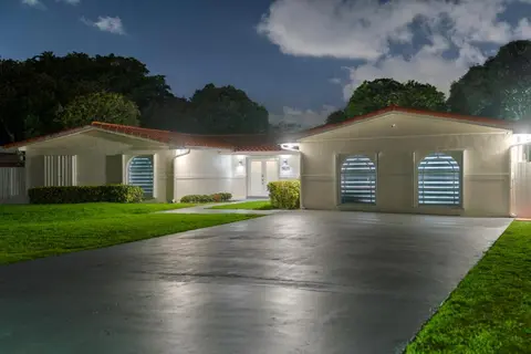 Exclusive Retreat Poolside Oasis and Entertainment L49