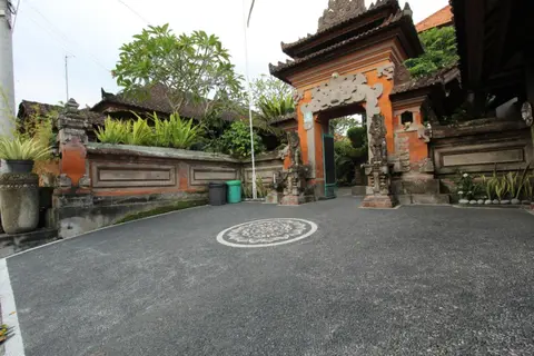 Capital O 94011 Binhari Guest House