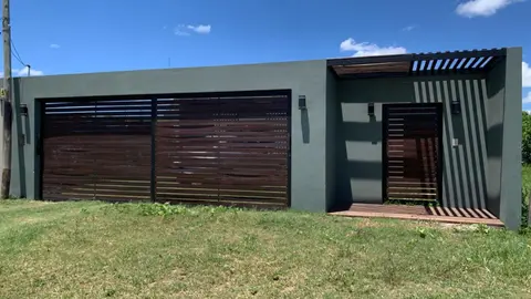 Casa de un ambiente con piscina y quincho