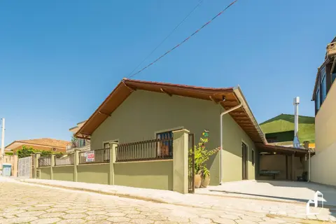 Casa aconchegante com 04 dormitórios