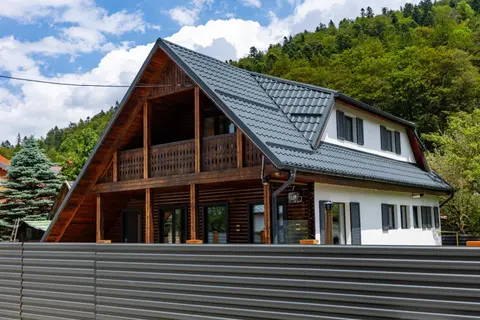 The Bear Chalet with Private Hot Tub