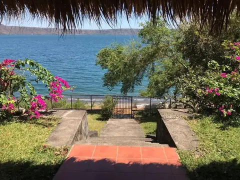 Villa La Giralda - Lakefront - Pool - View - Relaxation Haven