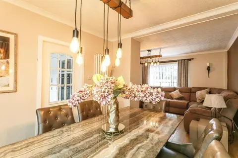 Cozy 3 Bedroom House near ARI and City Centre with the Private Garden
