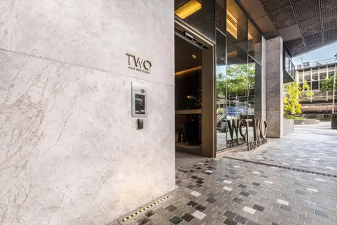 West Side Explore Downtown Melb in Chic Condo