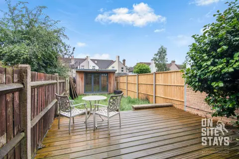 OnSiteStays Dartford 4BR House with Garden, bathroom and ensuite