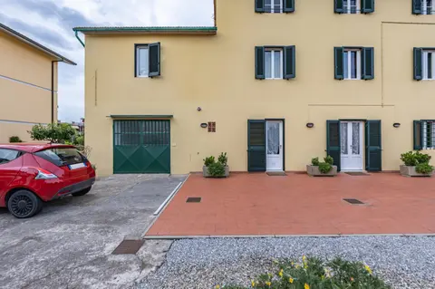 GuestHost - Irene Holiday Home with Patio and Parking