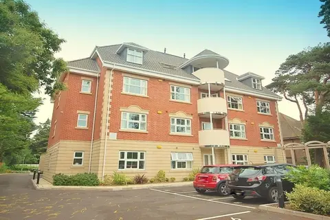 2 Bed GF Apartment Walking distance to the beach