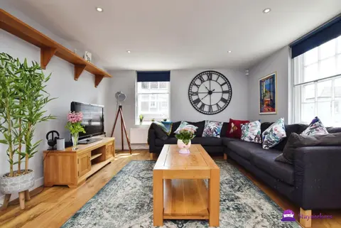 Queens House 2 bed City Centre Apartment - STAYSEEKERS