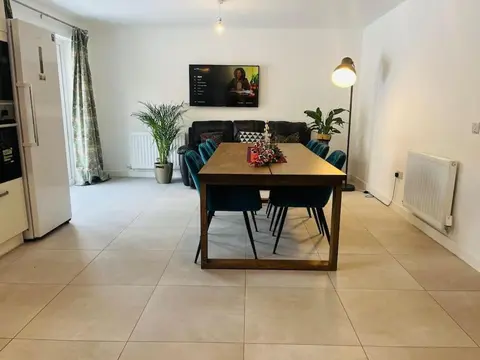 Modern and Spacious Edinburgh home with large garden