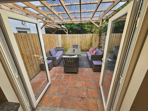 7 Eyre Square Lane