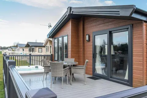 Lilac Lodge with Hot Tub