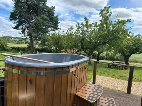 Secluded Cosy Luxury Pod with wood fired hot tub