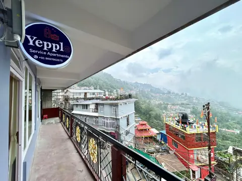 Yepplo's Luxury Deluxe Room with Mountain View