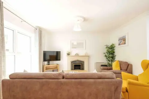 STYLISH & MODERN 6-Bed City Townhouse w/Parking