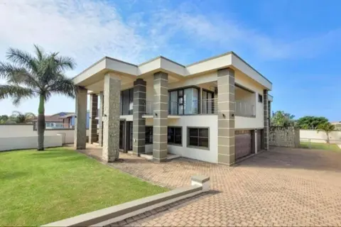 Stunning and Spacious Sheffield beach home!