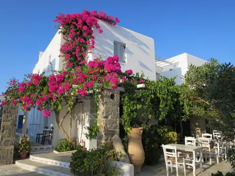 Zefi Hotel & Suites
