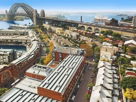 Walk to the Opera House