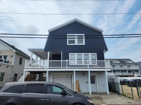 Beautiful redone apartment on the beach block