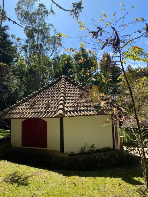 Espaço arborizado com Casa e Chalé em bairro nobre de Monte Verde