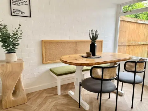 Stylish Stratford Retreat, Centrally Located