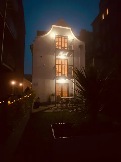 Retro Retreat, Sea View, Free Parking & EV Plug-in