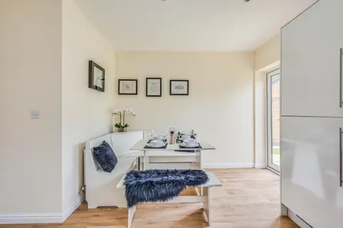 Beautiful Detached House • Excellent Location • Driveway Parking • Office • Smart TVs • Fast Wifi • Yoko Property